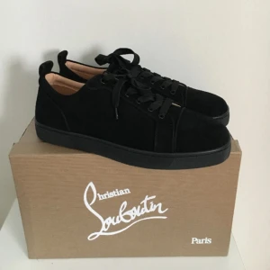 Louboutin no spike svart  - Säljer dessa snygga louboutins köpte i Paris för 2 år sen dom är för små så dom kommer inte till användning skriv för fler bilder och passar 44-45.