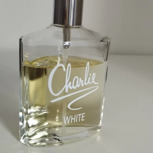 Charlie White 100ml - Fräsch parfym från Charlie, White, i en stilren transparent glasflaska med silvrig spraykork. Innehåller 100 ml eau de toilette med en mjuk lite retro doft. Perfekt för dig som gillar klassiska dofter.