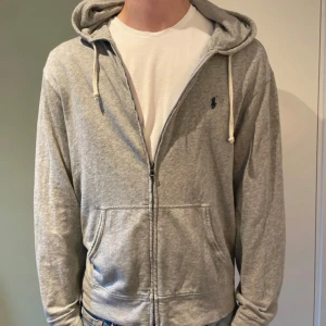 Ralph Lauren Hoodie - Super snygg raffe zip i ett gott skick! Storlek M, jag är 180!