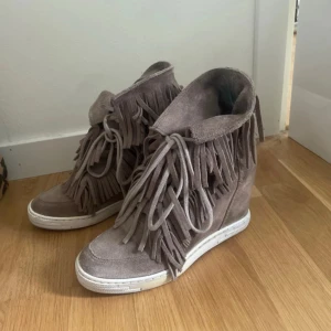 Biega Fransskor  - Köpa från annan på vinted! (Slitage sen tidigare)  beiga fransskor m kilklack i storlek 36 , skulle säga de e stora i storlek så passar oxå en 37. Trasiga där snöret sitter fast men inget man märker eller ser!