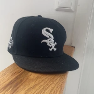 Chicago white socks keps - Säljer nu en chicago white sox keps den är i topp skick. Har knappt använt den. Den är i storlek 7 3/8 (58,7cm). Köptes på hatstore under sena februari.