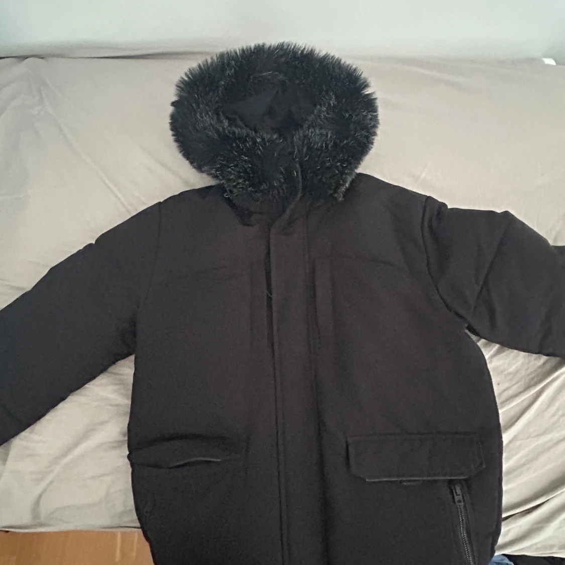 Svart pufferjacka med fuskpäls från McKenzie - 1