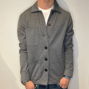 Studio total overshirt - Extremt snygg overshirt i helt nytt skick | Strl - S | Skick - 10/10 | Nypris - ca 1000kr | Funksr perfekt under sommar/höst | För ytterligare frågor är det bara att skriva 🤝