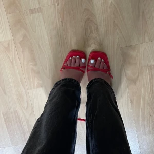 Röda klackar - Säljer mina snygga röda klackar från Zara! Sparsamt använda❤️❤️