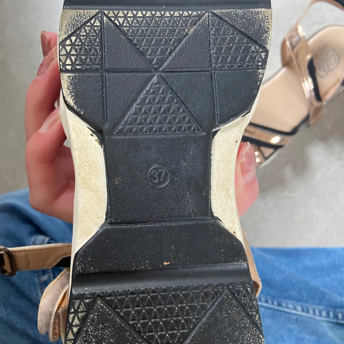 Glittriga sandaler i guld och svart - 2