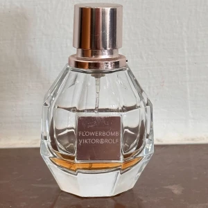 Flowerbomb Eau de Parfum - Flowerbomb från Viktor & Rolf har en feminin och blommig doft. Har haft den här ett tag nu men det är det fortfarande några ml kvar🧡.  Det är svårt att uppskatta volymen som, men jag skulle gissa på 3-5 ml. OBS! Originalförpackningen finns inte längre kvar.