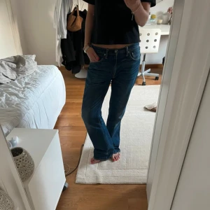 Levi's 527 blå bootcut jeans - Klassiska Levi's 527 jeans i blå denim med bootcut passform och låg midja. Jeansen har defekter nedtill vid anklarna men ingenting som förstör passformen eller syns vid användning🌟 har varit en står favorit!! Storlek kan variera (fråga mig vidare) 