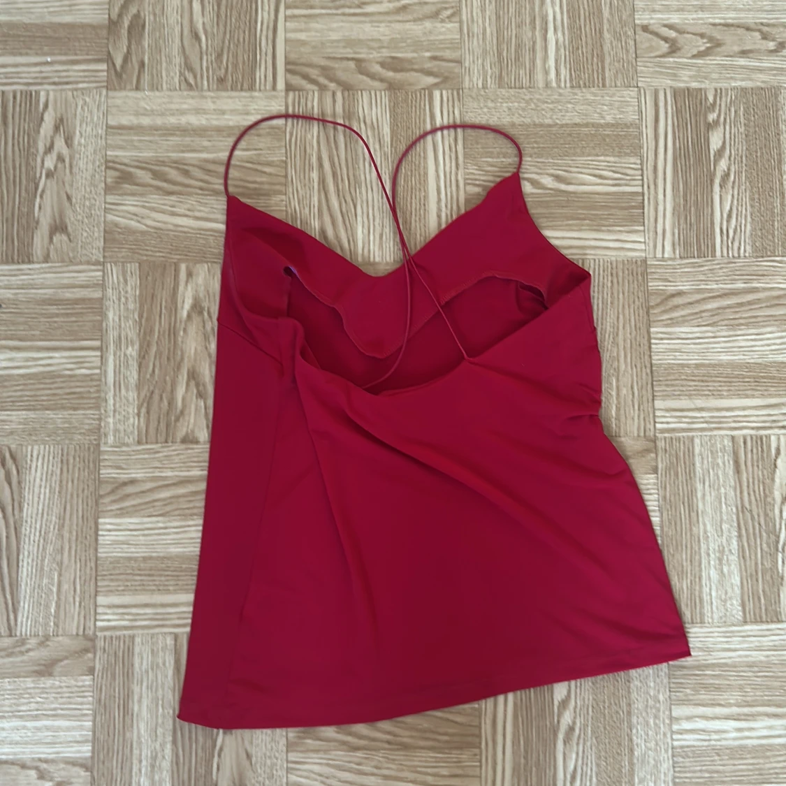 Röd linnetopp med tunna axelband - 2