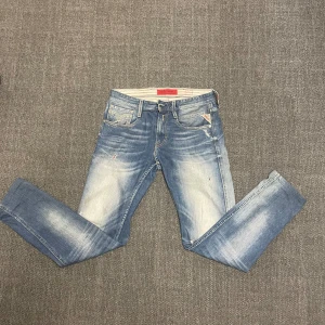 Replay anbass - Tja, vi säljer nu dessa Replay anbass i storlek W29 L32, dessa jeans är i bra skick förutom att det man använder till att sätta i gylfen är sönder (‼️OBS ‼️BILD 5!) men går hur enkelt som helst att fixa genom att sy. Dessa jeans har en ofantligt snygg fade och feta slitningar. Priset går självklart att diskutera vid snabba affär. 🧛🏻‍♂️
