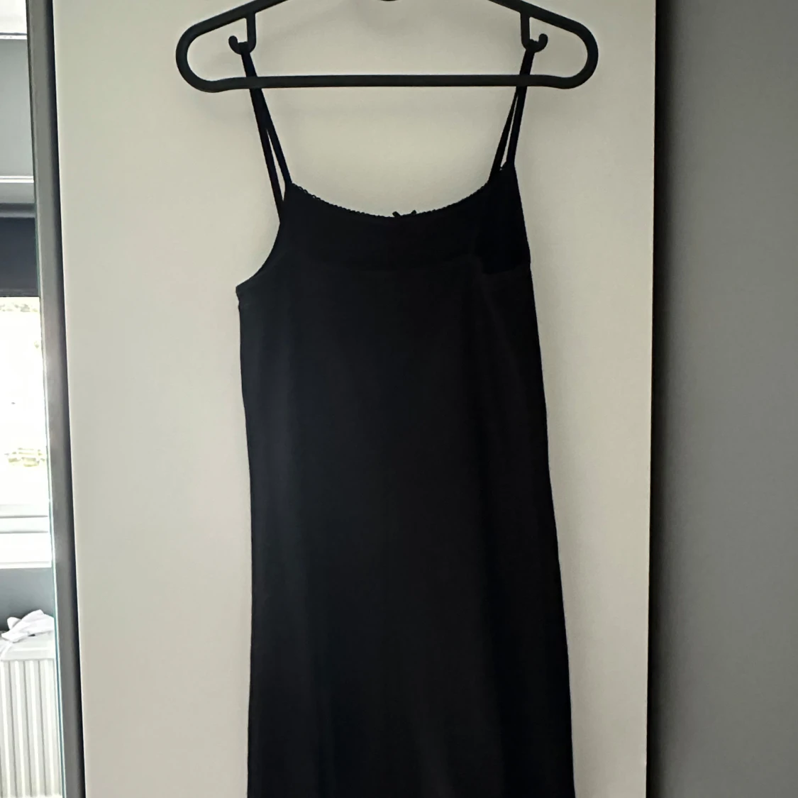 Svart ribbad klänning  - 1