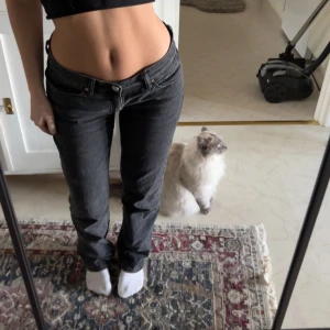 Svarta raka jeans från Abrand Jeans - Snygga svarta jeans från Abrand Jeans med klassisk femficksdesign och raka ben. Jeansen har låg midja och är tillverkade i ett robust denimtyg som ger en cool vintagekänsla. Perfekta till sneakers eller boots för en avslappnad look.