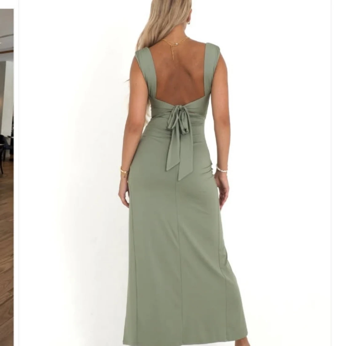 Ljusgrön långklänning med slits - 1