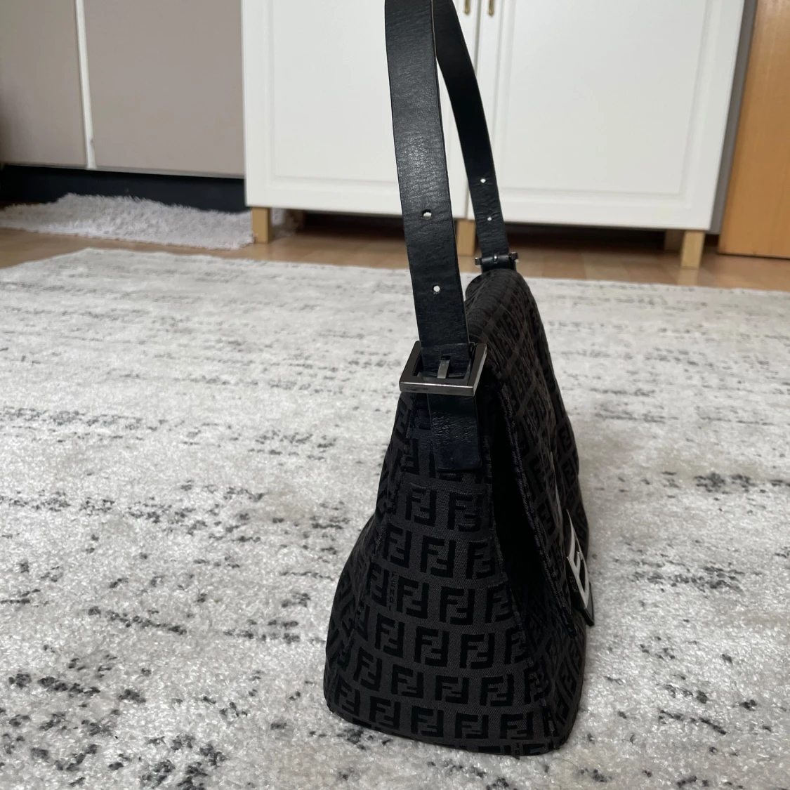 Svart axelväska Fendi Zucca - 3