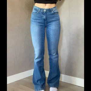 Blå bootcut jeans från ONLY - Snygga blå bootcut jeans från ONLY som jag endast använt två gång. Jeansen har en tight passform upptill och utsvängda ben. Säljer dom eftersom jag har ett par i princip likadana🫶🏽Storlek: S. Längd: 32