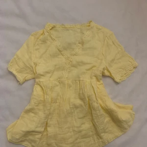 Ljusgul topp brandy - Jätte söt topp från Brandy Melville storlek xs/s. Köper man idag kommer levereras den imorgon