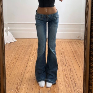 Levis 524 superlow bootcut - Lågmidjade vintage Levis bootcut jeans💓midja 42 innerben 86 jae 165. Obs har slit nedtill och insytt snöre se bilder