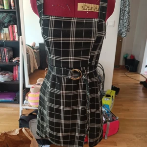 Rutig klänning från divided - Söt rutig klänning från divided med ett skärp i midjan. 