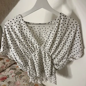 Prickig omlottopp från Zara - Supersöt vit omlottopp från Zara🌸