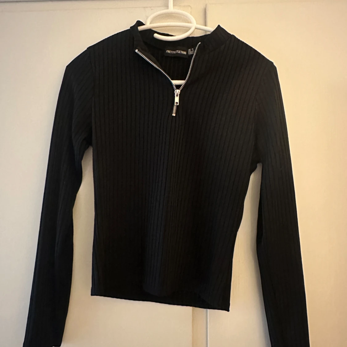 Svart ribbad tröja PrettyLittleThing