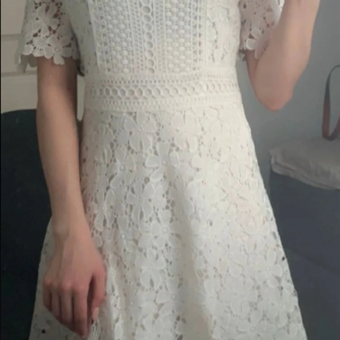 Vit spetsklänning med blommigt mönster - 1