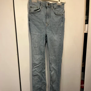 Ljusblå skinny jeans  - Säljer ett par ljusblå skinny jeans i storlek 34. Jeansen har klassisk femficksdesign, hög midja och stängs med dragkedja och knapp. Perfekta till vardags och lätta att matcha med olika toppar. Diskuterbart pris 