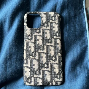 Dior mobilskal iPhone 11 Pro - Hej, jag säljer ett Dior mobilskal som passar till IPhone 11 PRO eftersom att jag har köpt en ny telefon. Priset är inte hugget i sten.