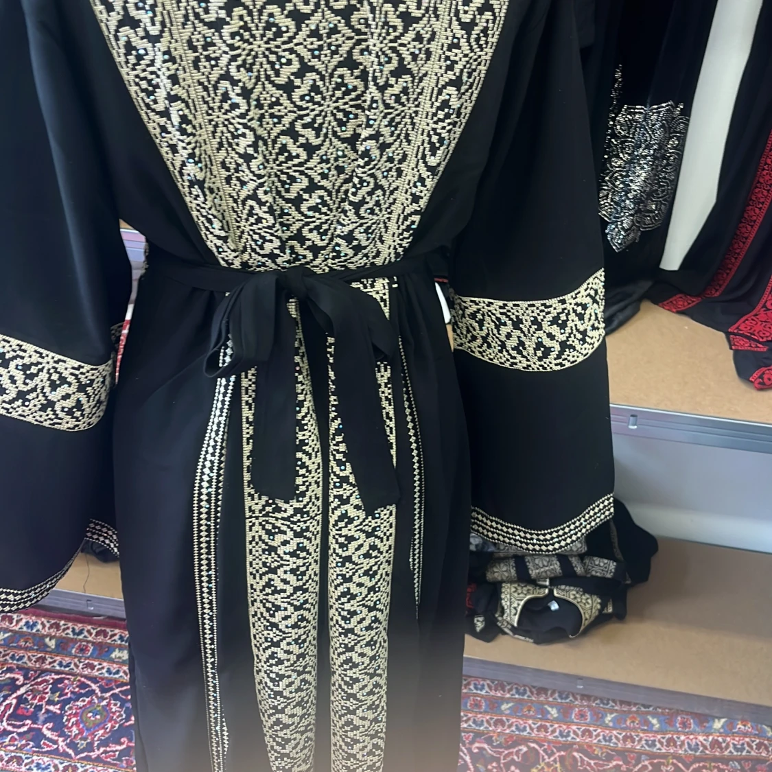 Svart långklänning med broderade detaljer och bälte - 1