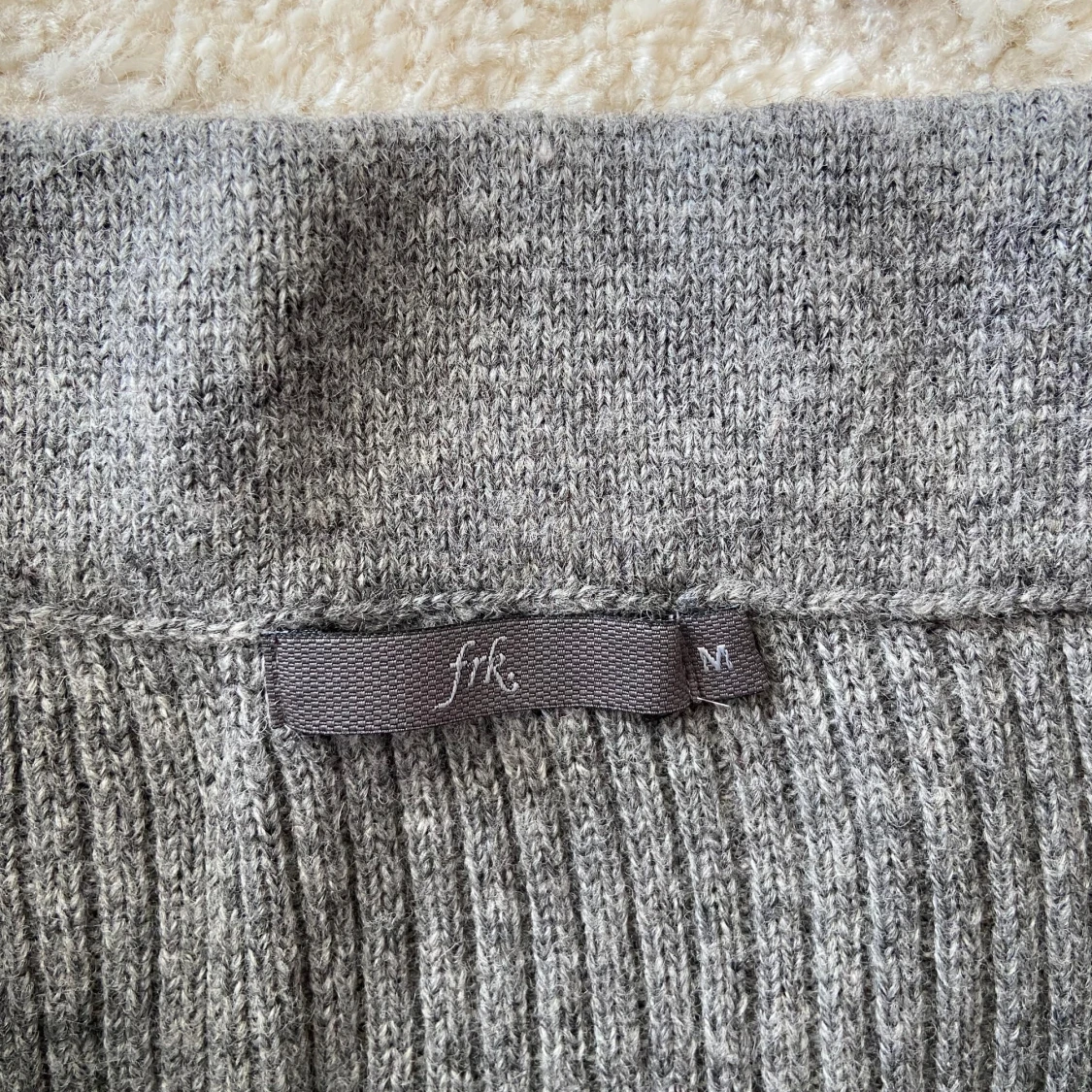 Grå ribbad stickad kjol - 4