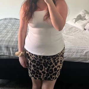 Leopardmönstrad kjol - Säljer en snygg leopardmönstrad kjol i beige och svart. Stretchigt material. 