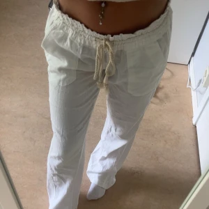 Roxy linnebyxor vita💕 - Säljer mina linnebyxor från Roxy då dem är lite långa på mig. De är storlek xs och de är aldrig använda så ingen skada eller något märke på dem💕