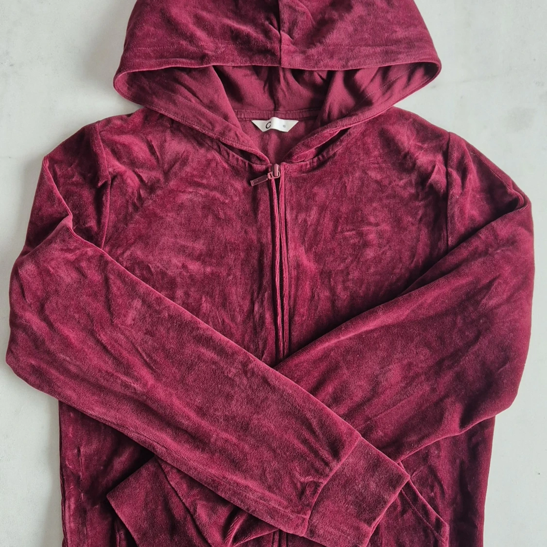 Vinröd velour hoodie med dragkedja - 2