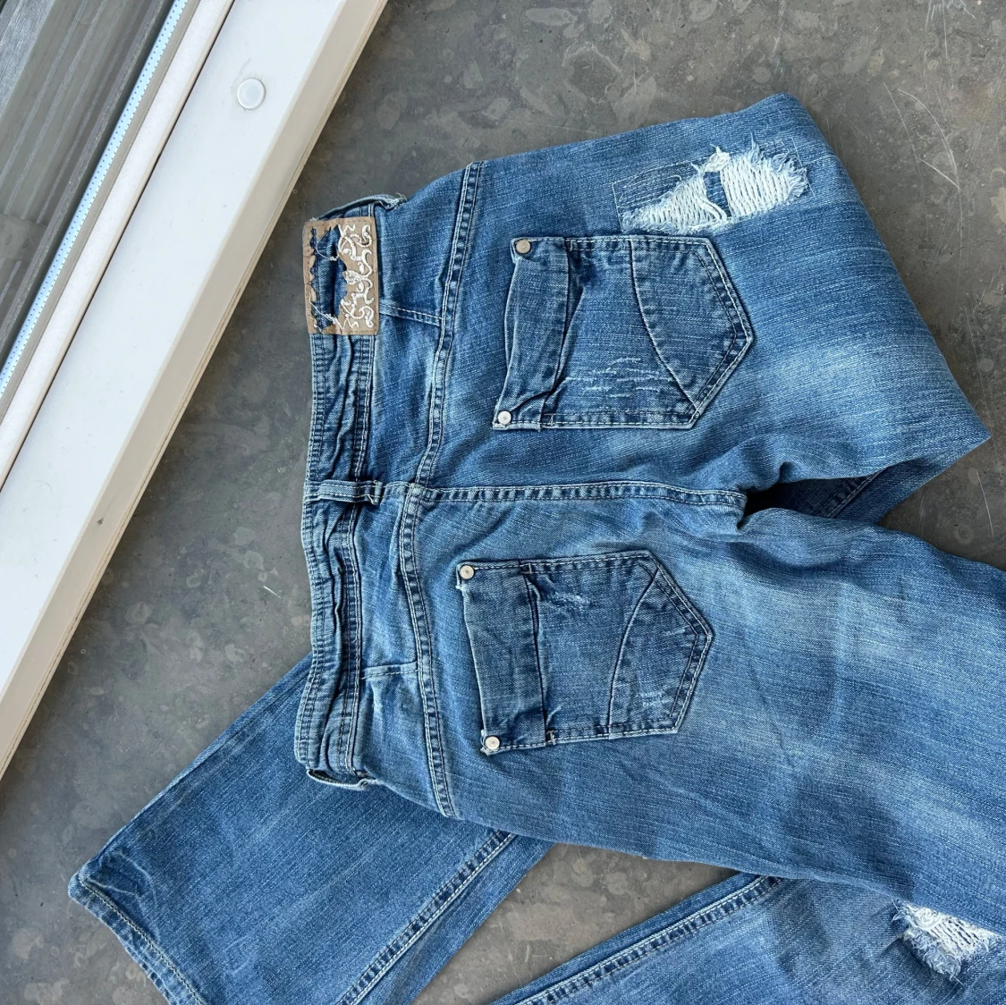 Bootuct jeans med slitningar y2k - 2