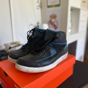 Nike Air Jordan 2 - Retro Radio Raheem - Bra skick förutom bägge undersulor.  Höger undersula har en stor spricka (läcker in eventuellt vatten)  Storlek 43