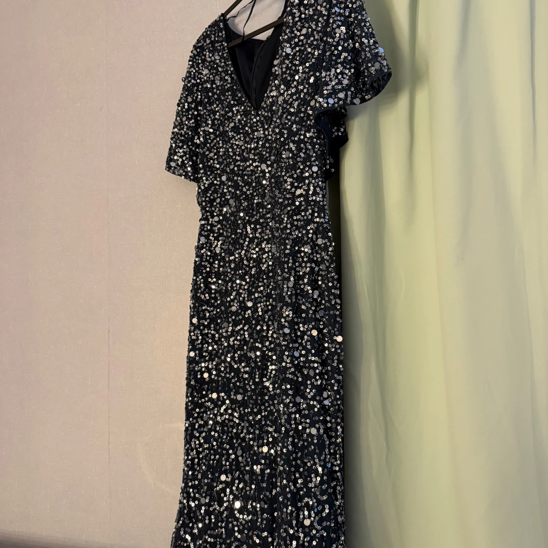 Blå  glittrig långklänning