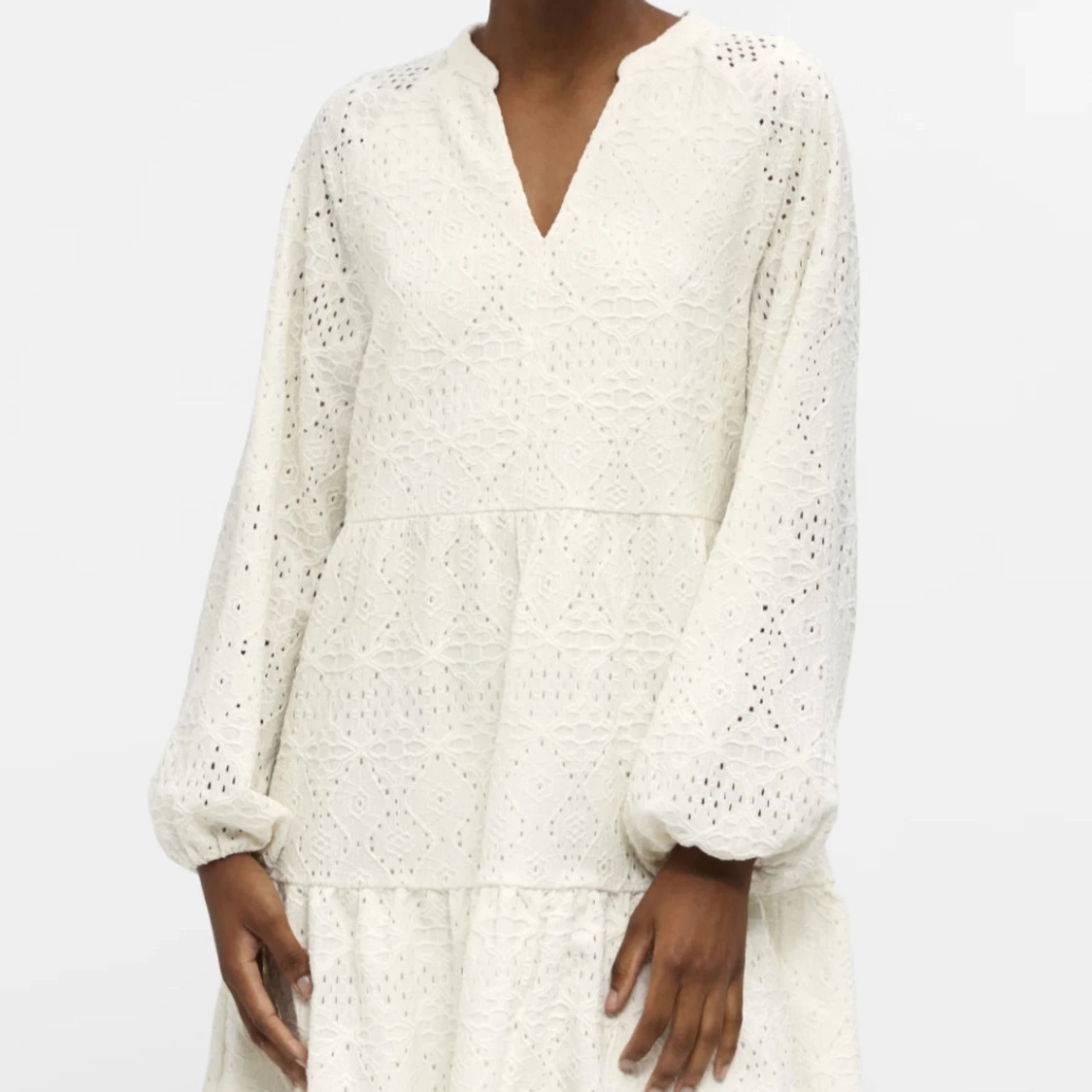 Vit studentklänning med broderade detaljer - 1