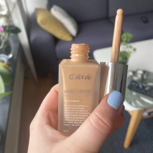 CAIA Dewy Drops Serum Foundation 20W - Säljer en CAIA Dewy Drops Serum Foundation i nyansen 20W. Ger en återfuktande, naturlig finish med vitamin E och glycerin. Det är ungefär hälften av varan kvar som man kan se på sista bilden. Perfekt om du vill testa varan men inte lägga så mycket pengar!
