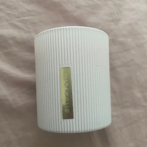 Doftljus rituals  - Säljer ett stilrent doftljus från Rituals i en vit, räfflad behållare med guldfärgad logga.  Fick den hemskickad med defekt (se bild 2). Rituals of Sakura (rice milk & cherry blossom doft) 140g 