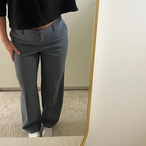 Gråa kostymbyxor - Byxorna är i storlek 36 men är ursprungligen lite oversized så dom sitter lite lösare. Superbra skick💕💕