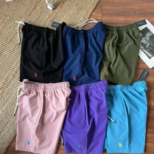 Färgglada shorts från Polo Ralph Lauren - Sex par shorts i olika färger från Polo Ralph Lauren med broderad logga. Modellen har resår och snörning i midjan. Perfekta för sommaren och finns i svart, mörkblå, olivgrön, ljusrosa, lila och turkos. Ett par för 500kr