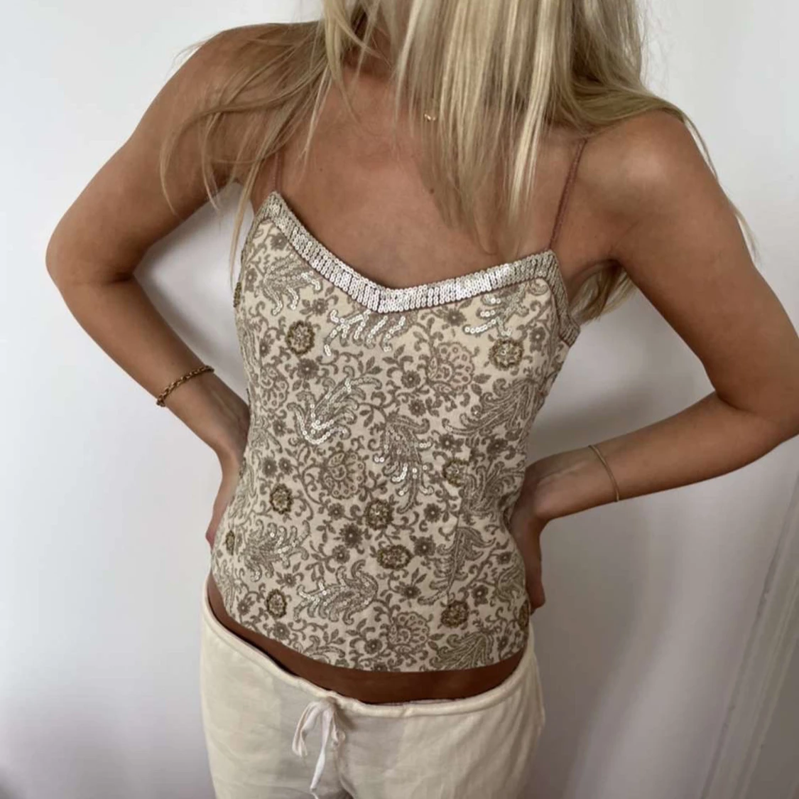 Beige mönstrad linnetopp med paljettdetaljer - 2