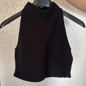 Svart stickad topp - Superfin svart stickad topp som använts en gång 💕💕