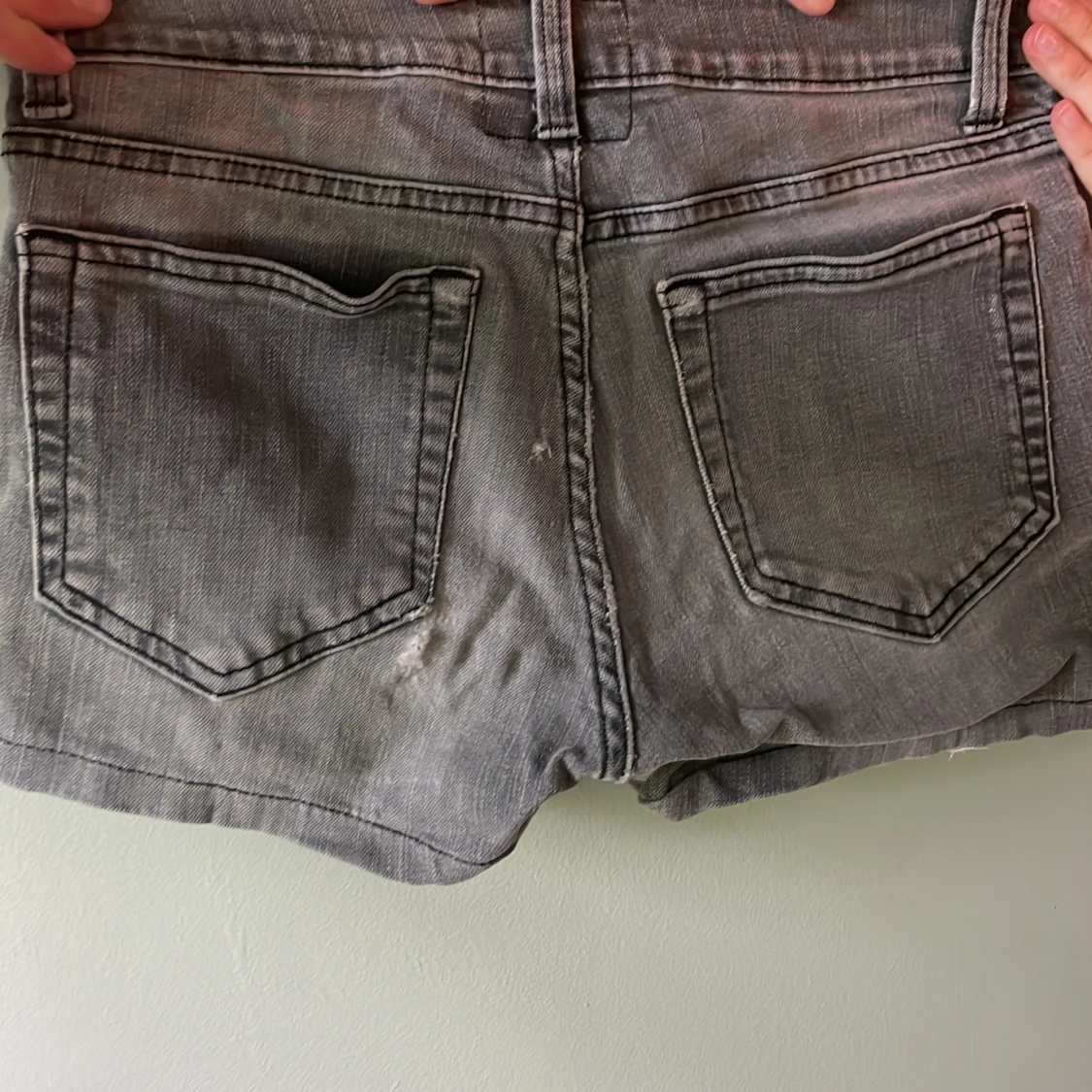 Grå jeansshorts från Acne  - 2