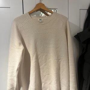 Ullstickad tröja uniqlo - Jätte fin ull stickad uniqlo tröja Storlek L Mycket bra skick Skicka meddelande vid några funderingar Kolla gärna även in mina andra annonser