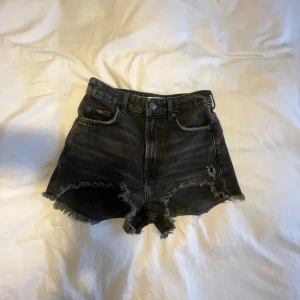 Svarta jeansshorts  - Jag säljer ett par svarta jeansshorts från Zara. De är för små för mig, därav säljer jag de. Andvända ungefär 3 gånger, näst intill nya. Nypris 329kr.