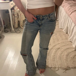 Blå slitna jeansbyxor - Säljer ett par blå jeansbyxor med slitningar på knäna och låret. Kom privat för mått och frågor💖