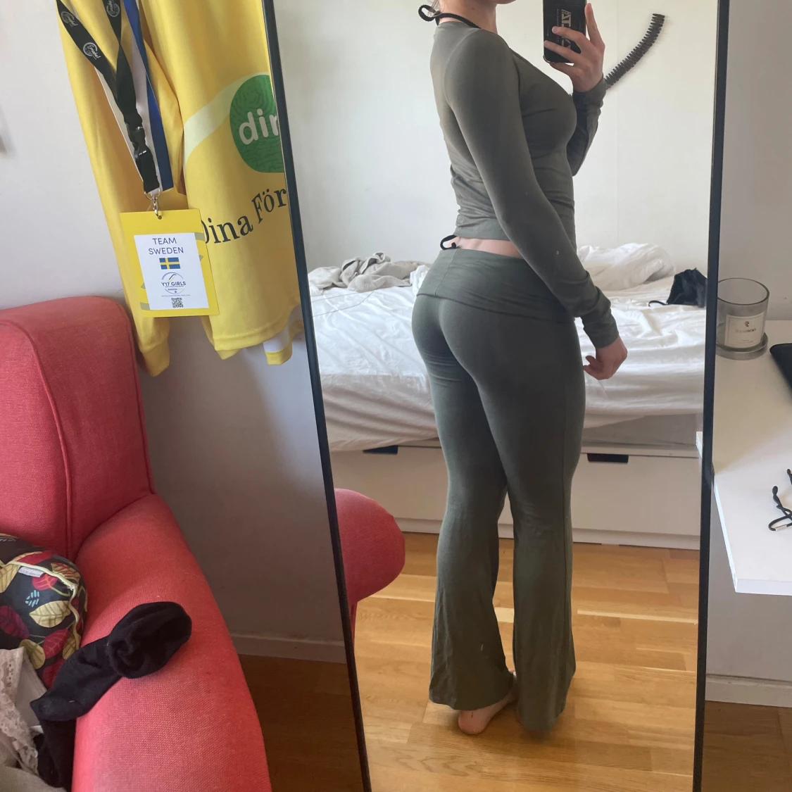 Olivgröna bootcut byxor, och matchande top - 2