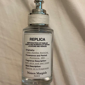 Replica parfym - Superfin doft från maison margiela, den luktar jättegott men jag har tyvärr för många parfymer och behöver rensa lite 🥲 se bild 2 för kvarstående mängd. kan skicka fler bilder om det önskas, skriv vid frågor!❤️