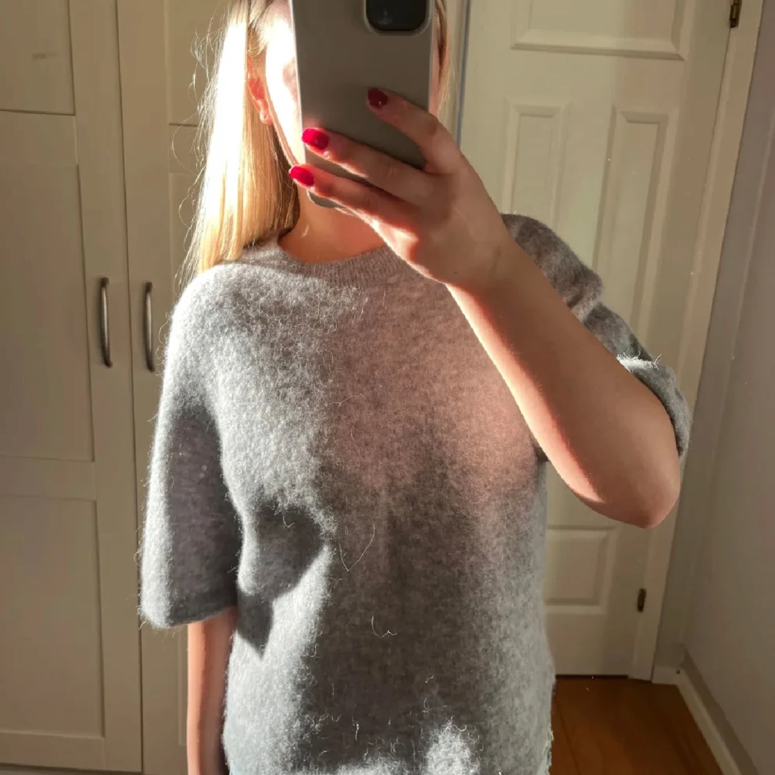 Grå stickad tröja med halvärm - 1