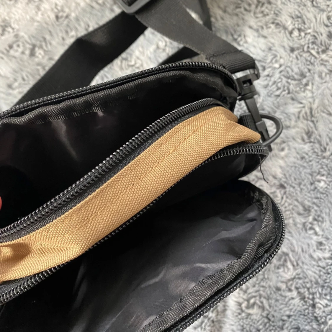 Beige axelväska från OBEY - 2