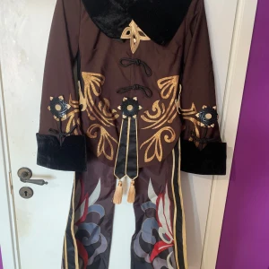 Hu Tao cosplay - Hu Tao cosplay köpt från Uwowocosplay. Använt tre gånger. Kommer med allt på bilderna. Köpt för 1300kr säljer för 700kr